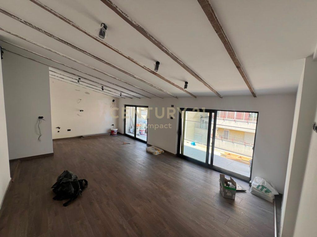 Apartament 1+1 për shitje tek Shallvaret!