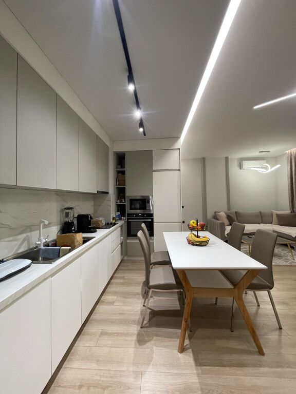 Apartament 2+1+2 me qira , Rr e Kosovareve !