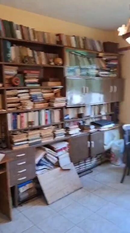 Shitet apartament 2+1 Sipërfaqe neto 91 m² Kati 5 i fundit pa ashensor Pallat 1977 Me hipotek  Ka nevoj per restaurim  Çmimi 200 milion lek  📍Qender ,Mbrapa Fakultetit te Shkencave