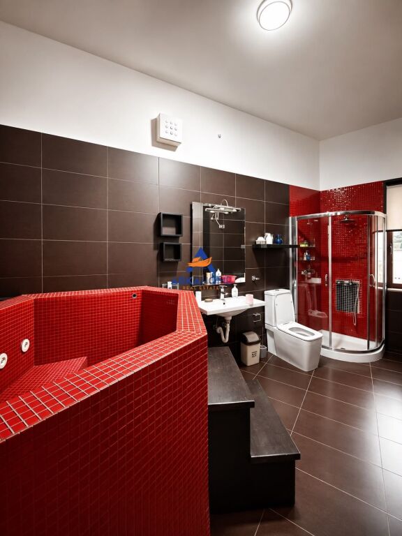 JEPET APARTAMENT ME QERA 2+1+BALLKON "NE QENDER,PRANE 9 KATESHEVE" 900 EURO