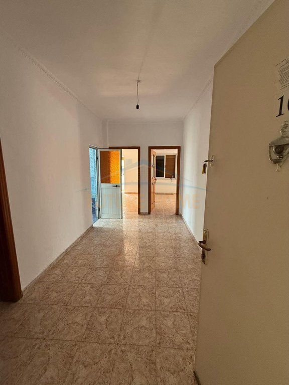 A 2+1 apartment is offered for rent, located on Rruga e Dibrës