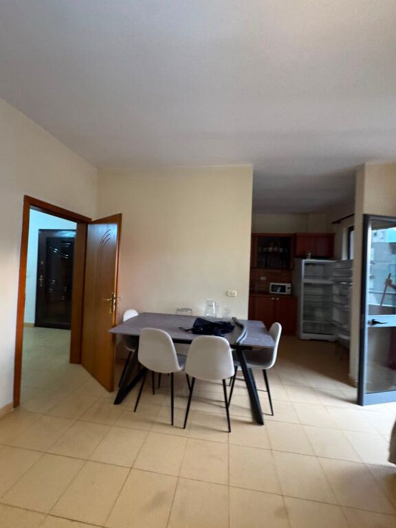 2 +1 me qira prane Kopshtit Botanik 500 euro