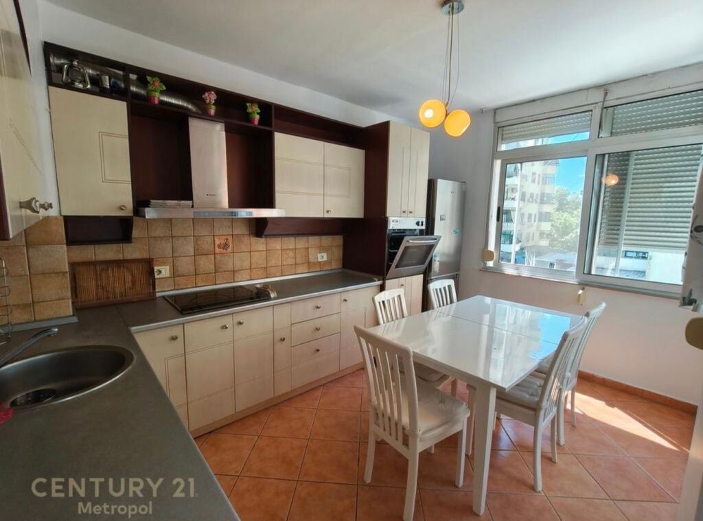 APARTAMENT 2+1 Me Qira PRANE ISH EKSPOZITES