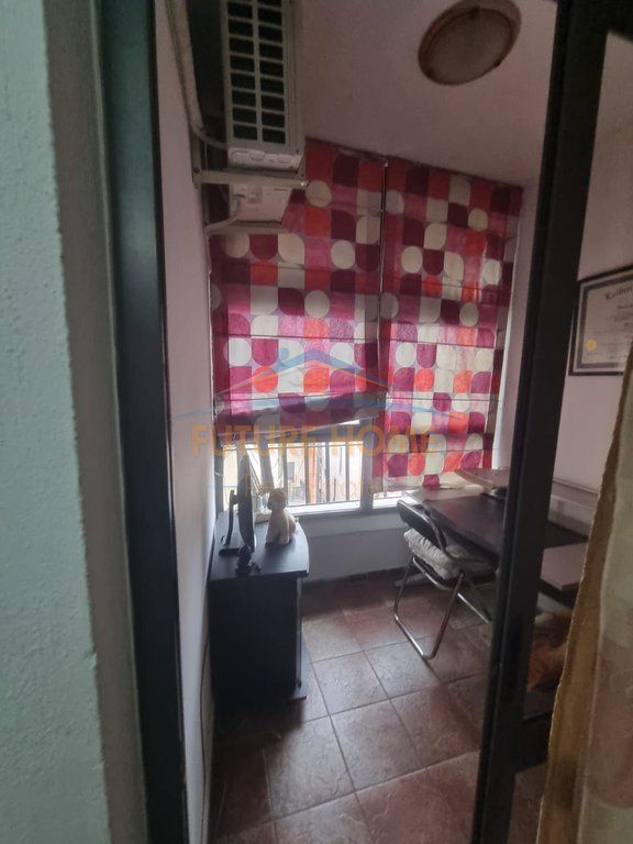 Apartamenti ndodhet tek Selvia, pranë gjimnazit "Partizani".