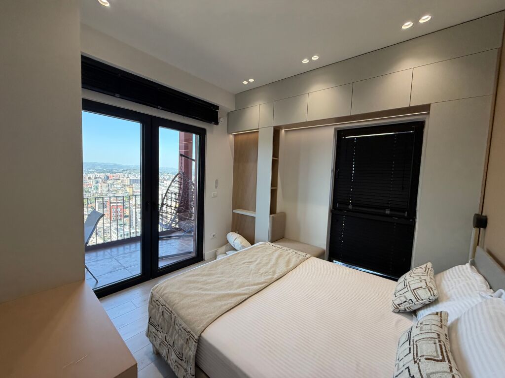 🏡 SHITET APARTAMENT PREMIUM 2+1 | TIRANA GARDEN BUILDING  ✨ Pamje spektakolare e Tiranës nga kati i 20-të!  Shitet super apartament 2+1, me sipërfaqe 125 m², në kompleksin Tirana Garden Building.  💰 Çmimi: 520 milionë lekë  