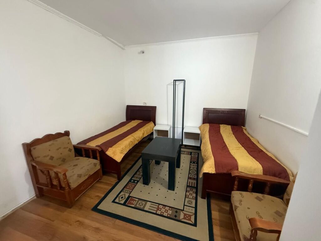 Garsoniere me qera ne Laprake prane Bllokut Gintash (28,000 leke)
