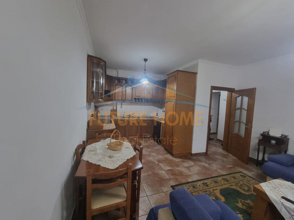 Apartamenti ndodhet tek Selvia, pranë gjimnazit "Partizani".