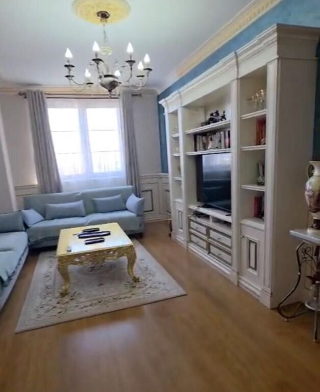 Jepet apartament 2+1+2 tek New York Cafe , prane Fakultetit te Shkencave te Natyres (FSHN) ish Stacioni i Trenit , Bulevardi Zogu i pare , Bulevardi i Ri .