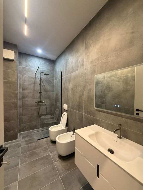 SHITET APARTAMENT 2+1 – LIQENI I THATË | PRANË RADISSON