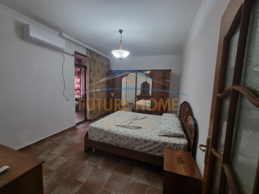 Apartamenti ndodhet tek Selvia, pranë gjimnazit "Partizani".