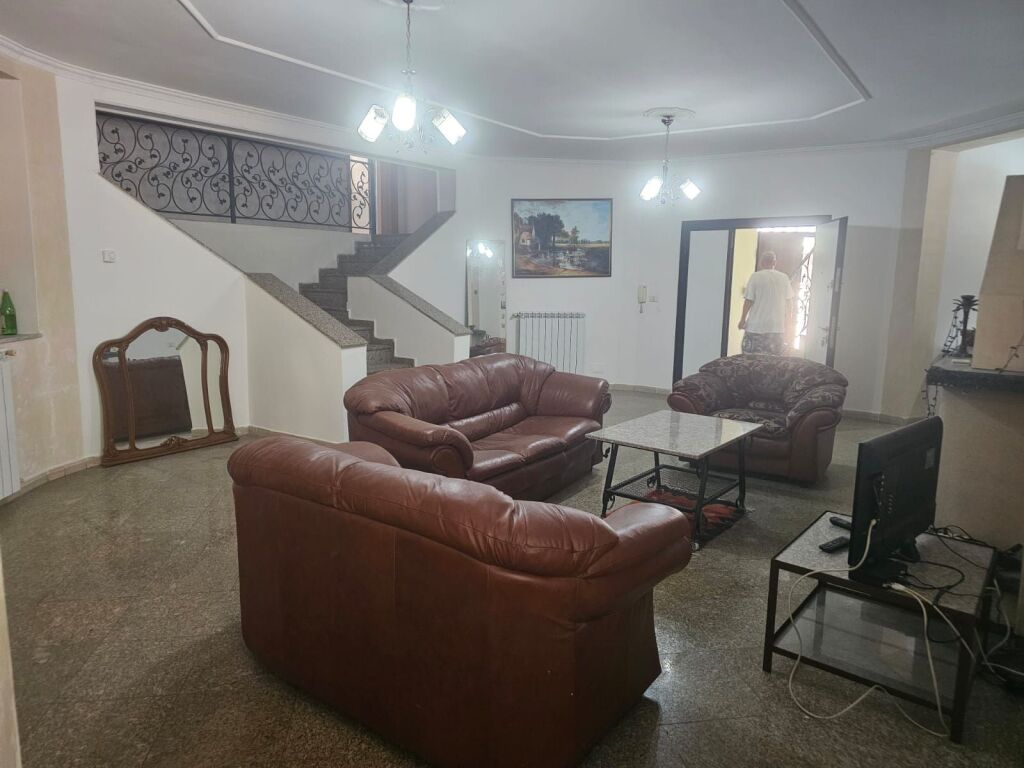FOR RENT SPACE 200 m² – SUITABLE FOR OFFICE OR RESIDENCE