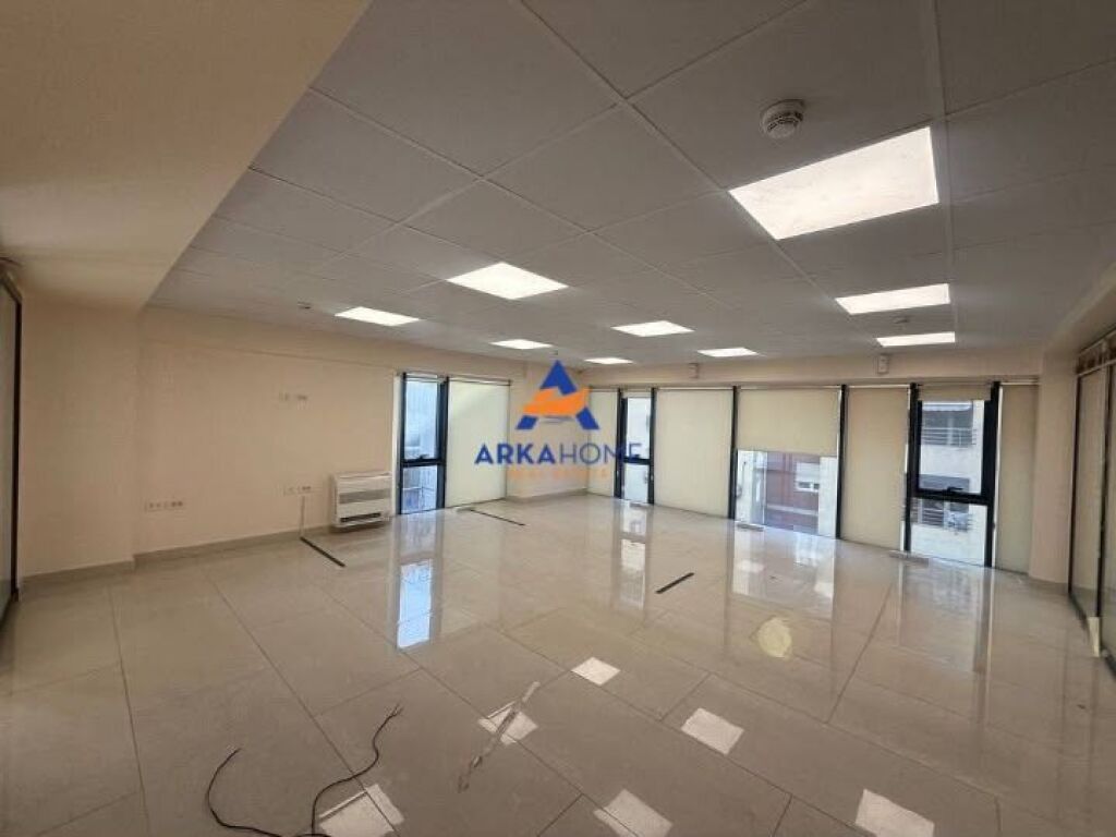 JEPET AMBJENT ME QERA 190M2 "AFER FAKULTETIT TE EKONOMISE" 2300 EURO