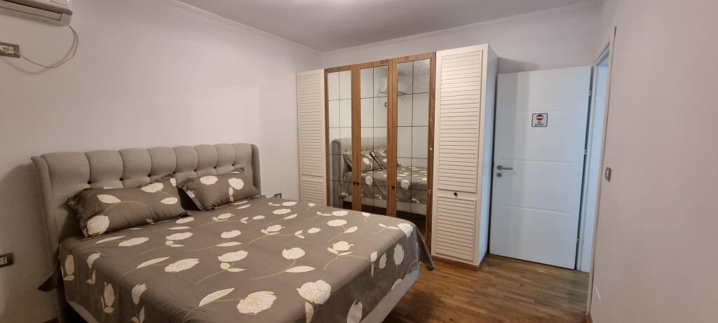 🏢Sheshi Willson,prane Postes Nr.8 jepet me qera apartament 2+1+ambient gatimi ,i mobiluar.900Euro (Bruto)  