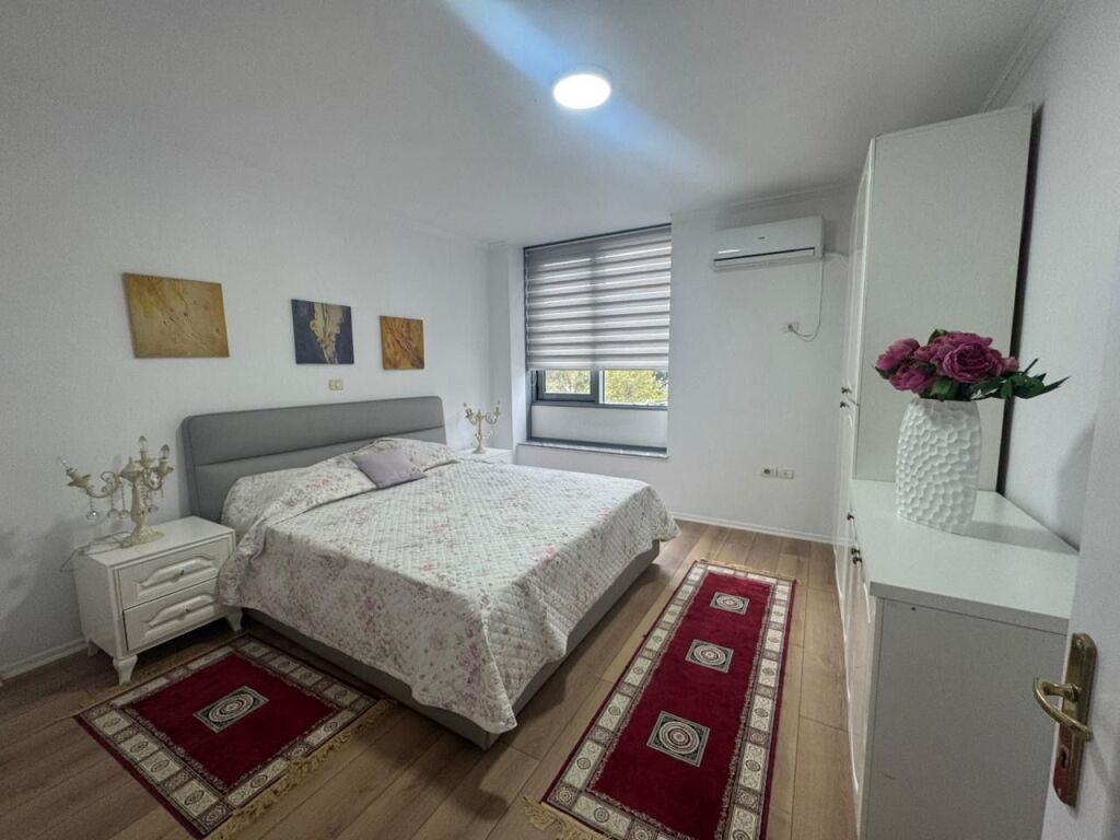 Jepet me qira 2+1+2 perballe Toptanit, Qender