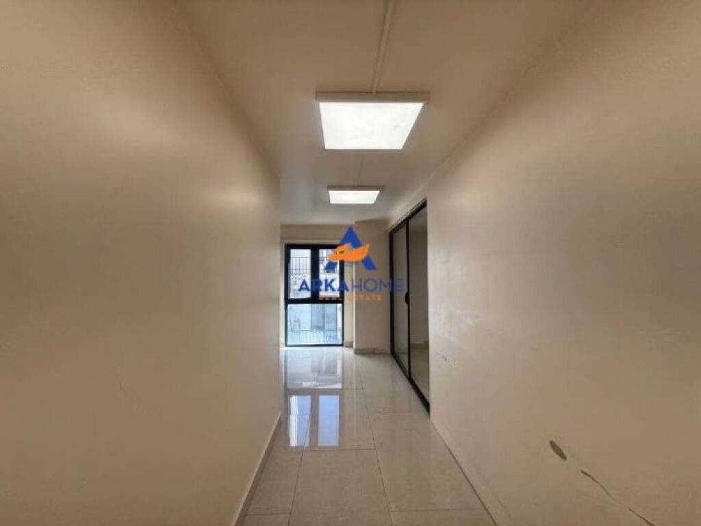 JEPET AMBJENT ME QERA 190M2 "AFER FAKULTETIT TE EKONOMISE" 2300 EURO