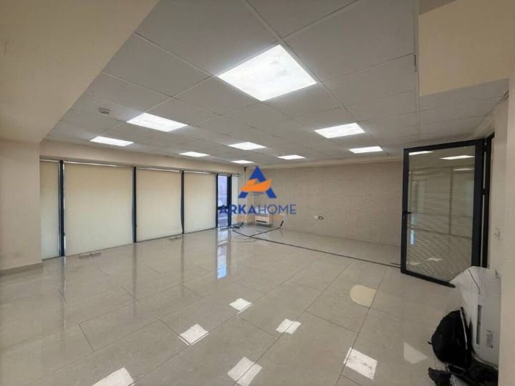 JEPET AMBJENT ME QERA 190M2 "AFER FAKULTETIT TE EKONOMISE" 2300 EURO