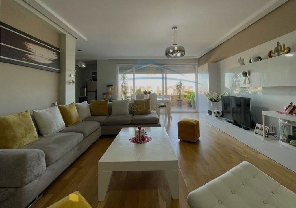 Shitet, Apartament 3+1+2+Post Parkimi, Kopshti Botanik 360,000 €    36,000,000 Lekë