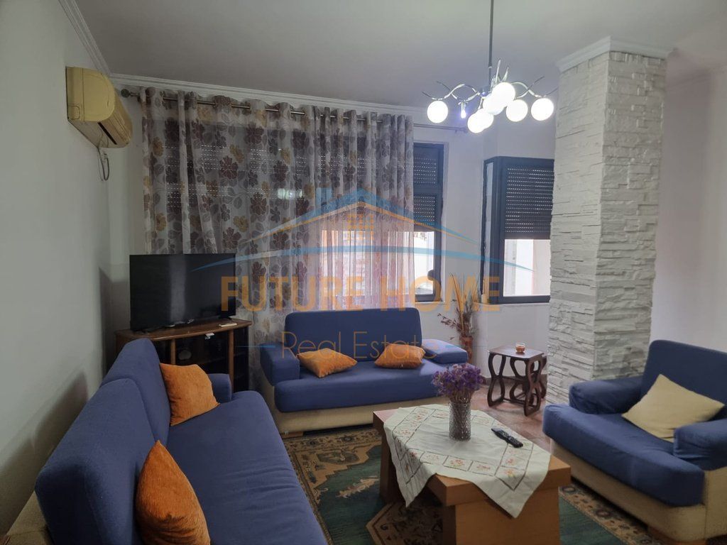 Apartamenti ndodhet tek Selvia, pranë gjimnazit "Partizani".