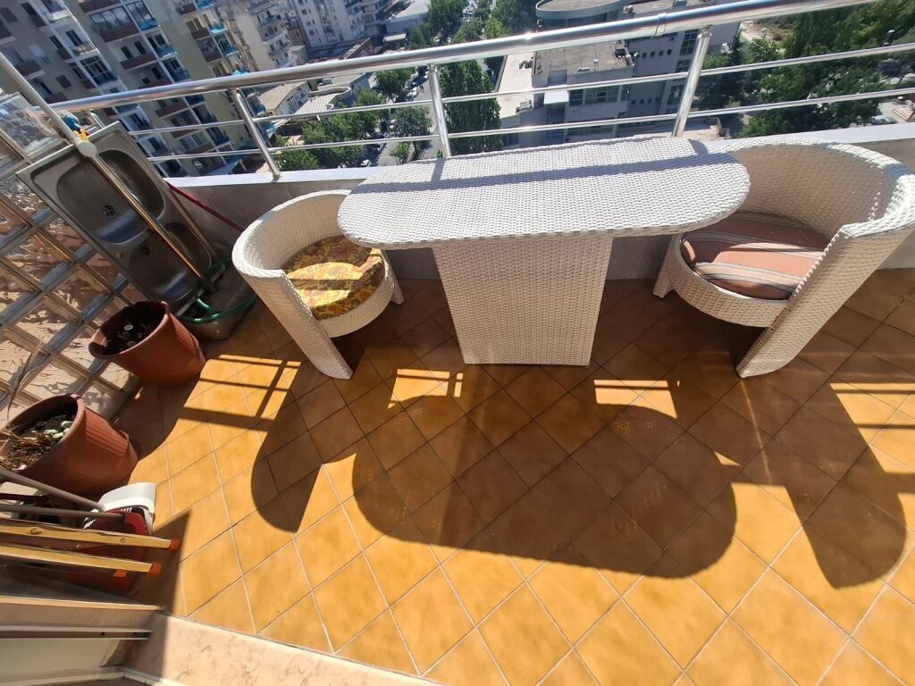 🏡 APARTAMENT 1+1 ME QIRA AFATGJATË – RRUGA E PORTIT, VLORË