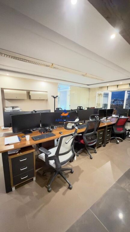 JEPET ME QERA AMBJENT PER ZYRA 380 M2 TEK "KOMUNA E PARISIT ' 4000 EURO