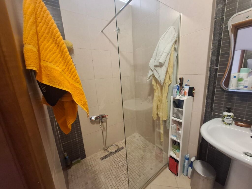 🏡 APARTAMENT 1+1 ME QIRA AFATGJATË – RRUGA E PORTIT, VLORË