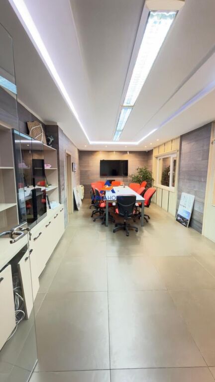 JEPET ME QERA AMBJENT PER ZYRA 380 M2 TEK "KOMUNA E PARISIT ' 4000 EURO