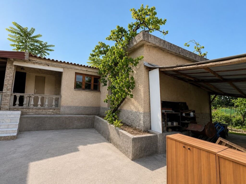 🏡 TRUALL + NDËRTIM PËR SHITJE 📍 Kinostudio