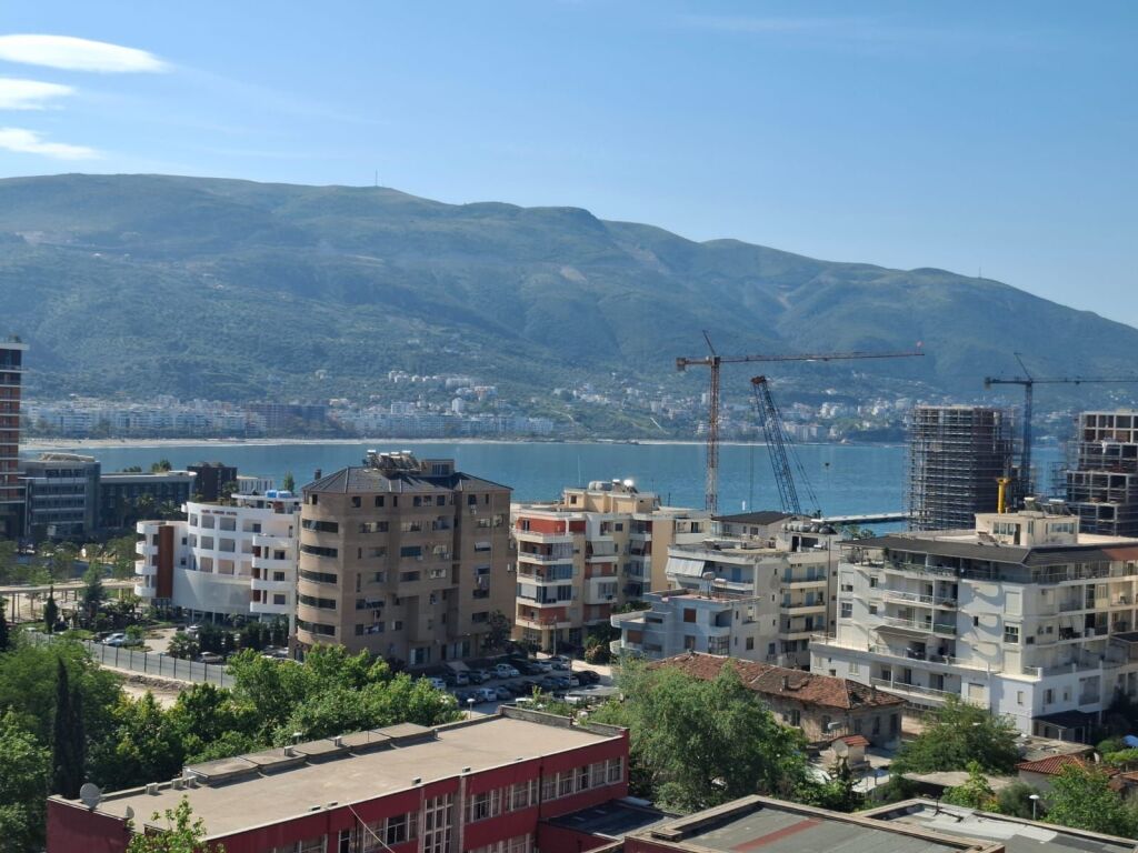 🏡 APARTAMENT 1+1 ME QIRA AFATGJATË – RRUGA E PORTIT, VLORË