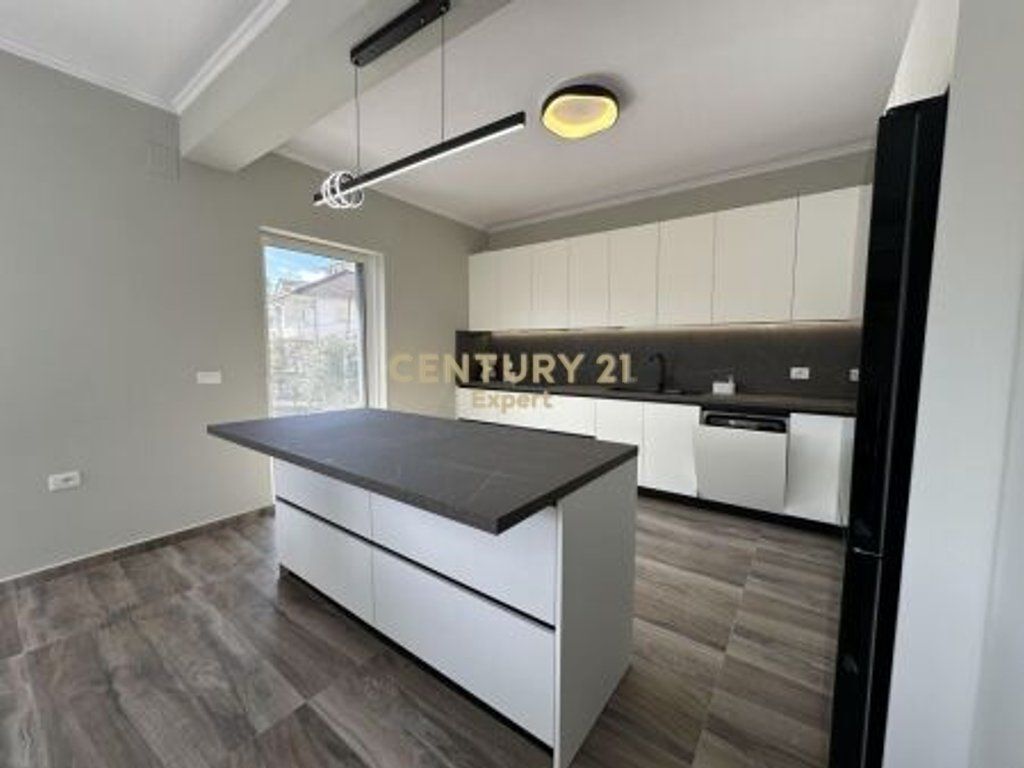 Apartament 3+1+2 + Post Parkimi me Qira në zonën e Sauk-ut te Ri, Tiranë (Kat vile)