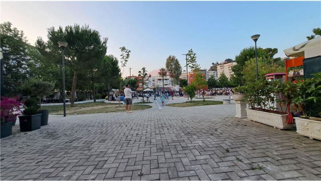 🏢 SHOP FOR RENT NEAR THEATER – VLORË