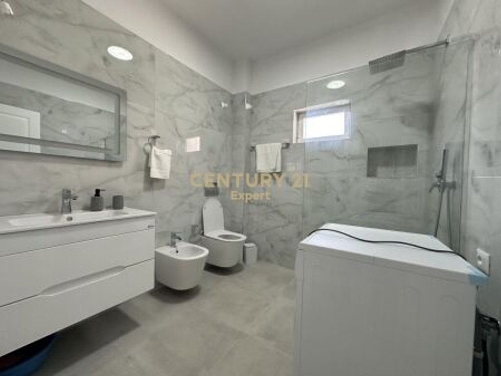 Apartament 3+1+2 + Post Parkimi me Qira në zonën e Sauk-ut te Ri, Tiranë (Kat vile)