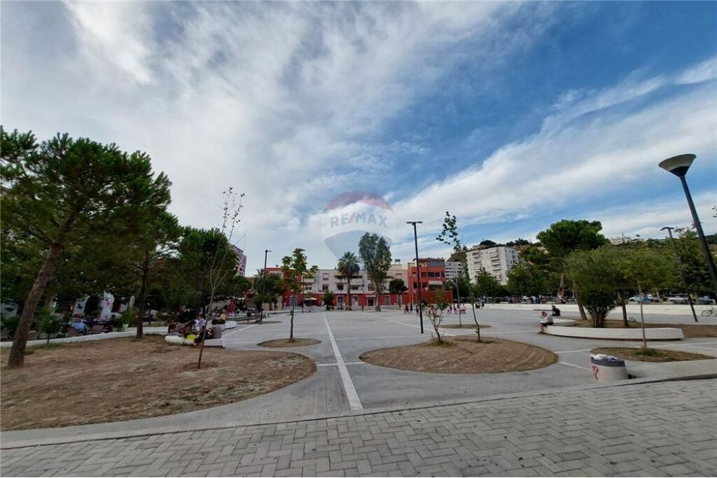 🏢 SHOP FOR RENT NEAR THEATER – VLORË
