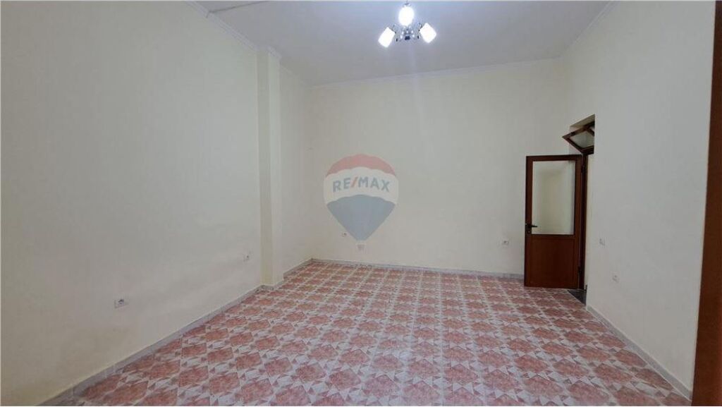🏢 SHOP FOR RENT NEAR THEATER – VLORË