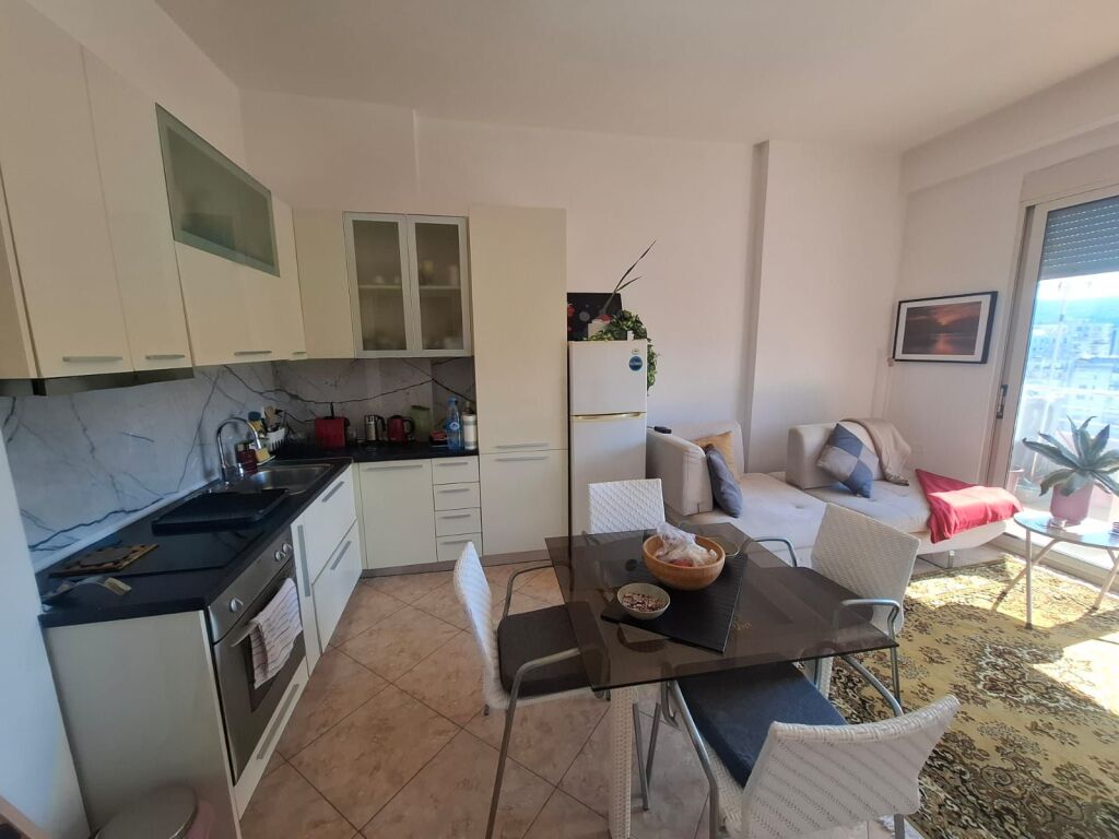 🏡 APARTAMENT 1+1 ME QIRA AFATGJATË – RRUGA E PORTIT, VLORË