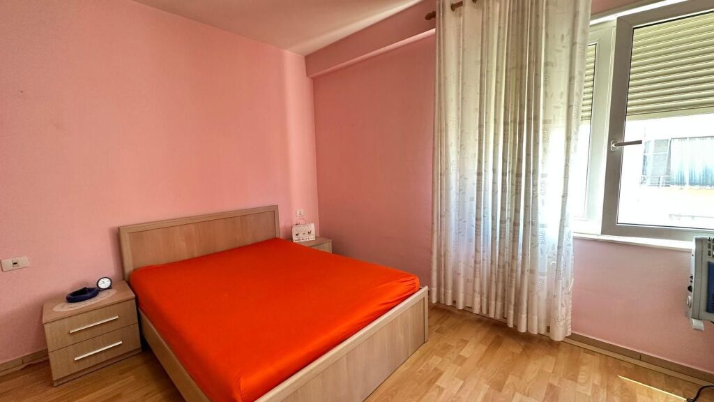 Jepet apartament 1+1 me qira tek ATSH , Pazari i Ri , Rruga e Elbasanit , Shkolla e Baletit .