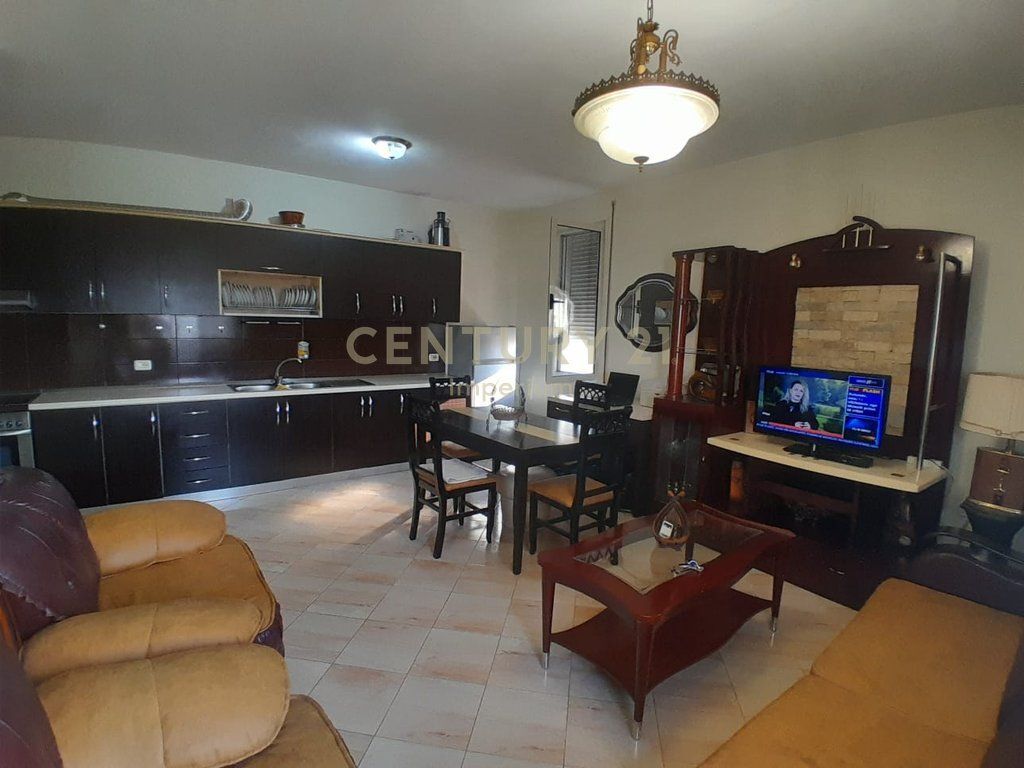 Apartament 2+1 për Shitje pranë Amerikan 3, Yzberisht! 146,000 € 13,500,000 Lekë