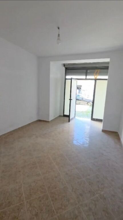 Vendesi 2 Locali Commerciali per 125.000€