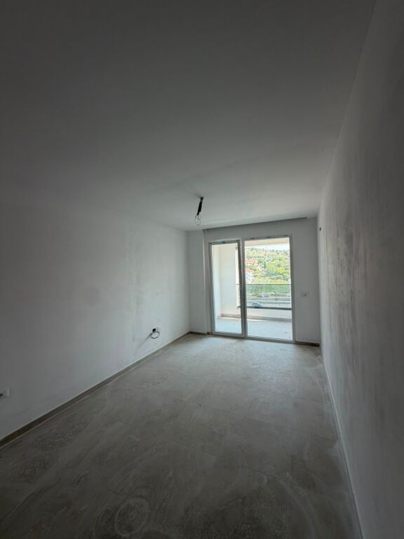 Shitet Apartament 1+1 ne Golem !! 200 m nga deti