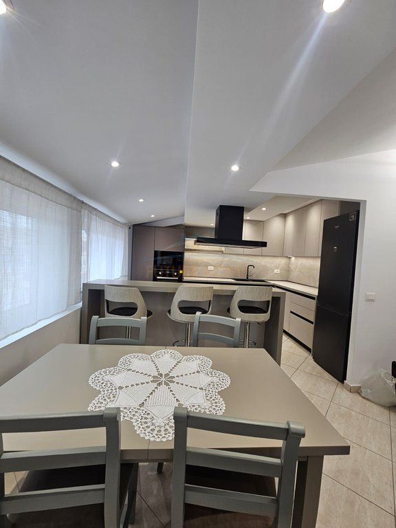 Qera, Apartament 2+1+2+2 parkime, Fresk