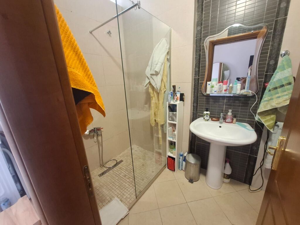 🏡 APARTAMENT 1+1 ME QIRA AFATGJATË – RRUGA E PORTIT, VLORË