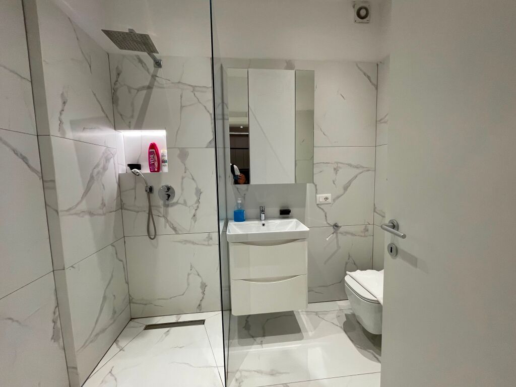 Appartamento 1+1+Parcheggio in affitto presso Komuna e Parisit.