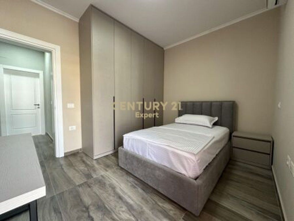 Apartament 3+1+2 + Post Parkimi me Qira në zonën e Sauk-ut te Ri, Tiranë (Kat vile)