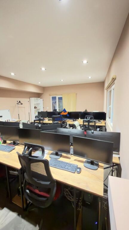 JEPET ME QERA AMBJENT PER ZYRA 380 M2 TEK "KOMUNA E PARISIT ' 4000 EURO