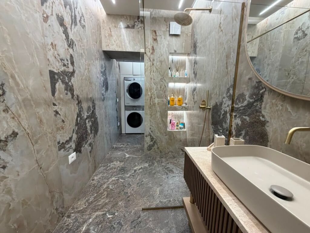 Condominio/Appartamento - In Vendita - Piazza 21, Tirana