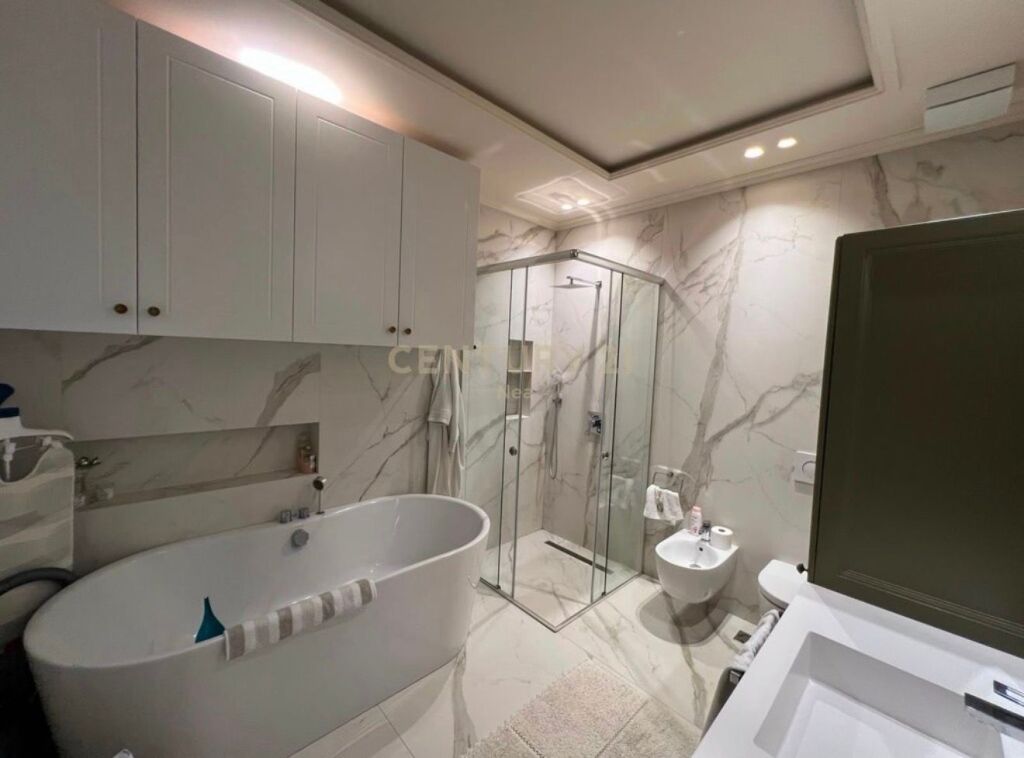 Japim me qira apartament 2+1+2 + post parkimi ne Teg