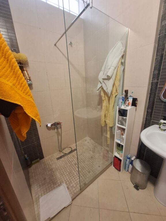 🏡 APARTAMENT 1+1 ME QIRA AFATGJATË – RRUGA E PORTIT, VLORË
