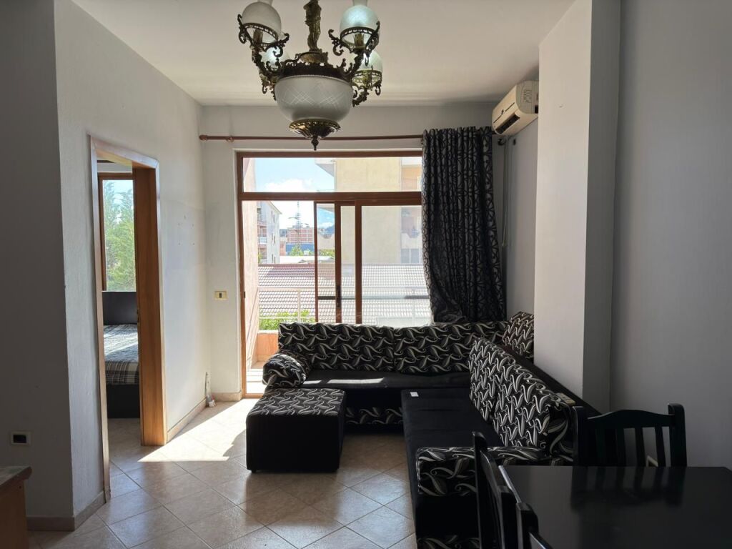 Shitet apartament 1+1 ne Yzberisht , Pallatet Cabej , Misto Mame , Kombinat