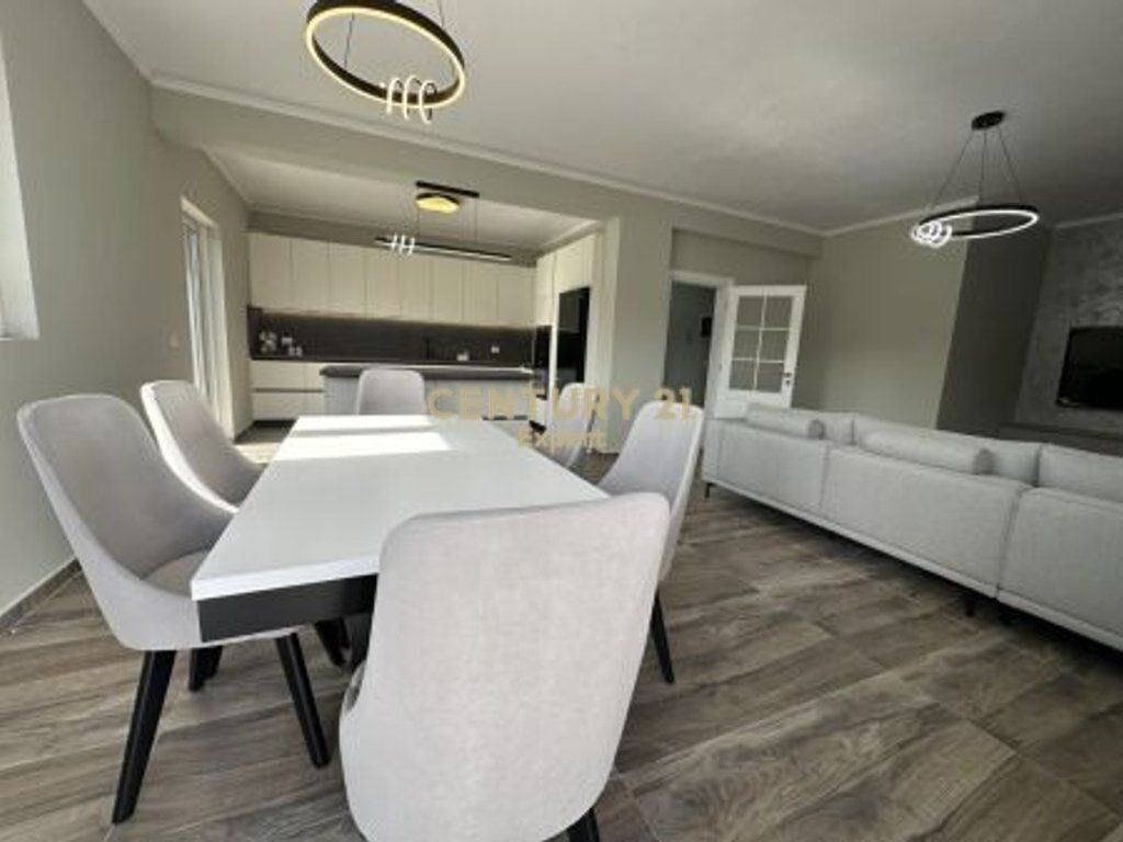 Apartament 3+1+2 + Post Parkimi me Qira në zonën e Sauk-ut te Ri, Tiranë (Kat vile)