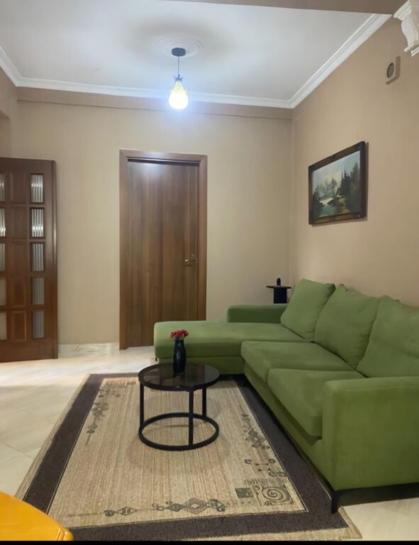 Jepet me qira kat vile tek rruga e Dibres per studente 50.000Leke