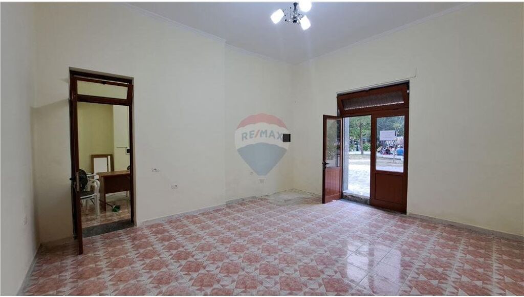 🏢 SHOP FOR RENT NEAR THEATER – VLORË